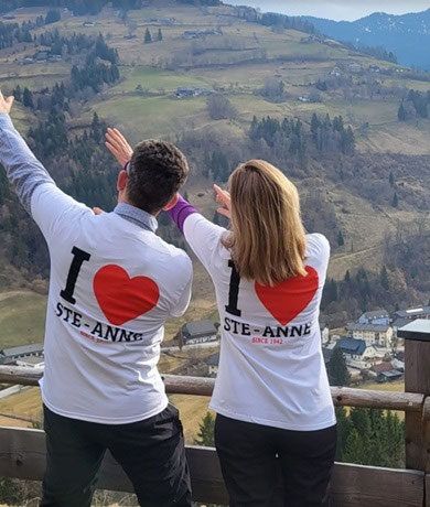 Des chefs en t-shirt « I ♥ Ste-Anne » face à la montagne